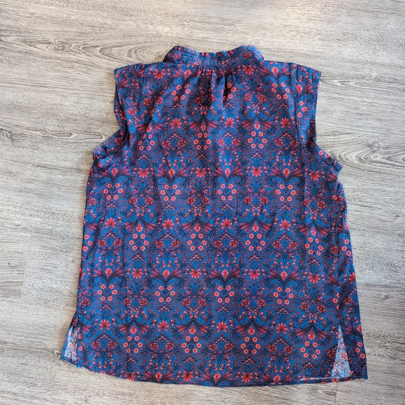 Sleeveless Blouse - Picture 2 of 4